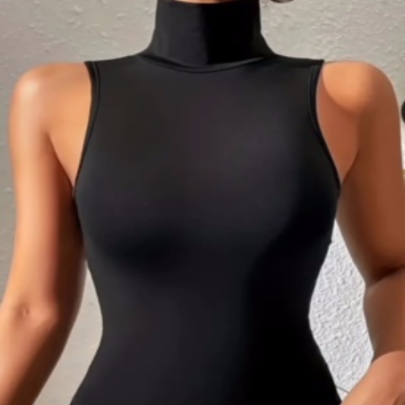 🌺Beautiful Black Sleeveless Turtleneck Bodysuit. - Picture 4 of 4